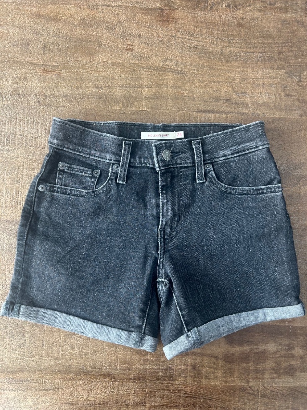 Levis mid length shorts 24 - Picture 2 of 4